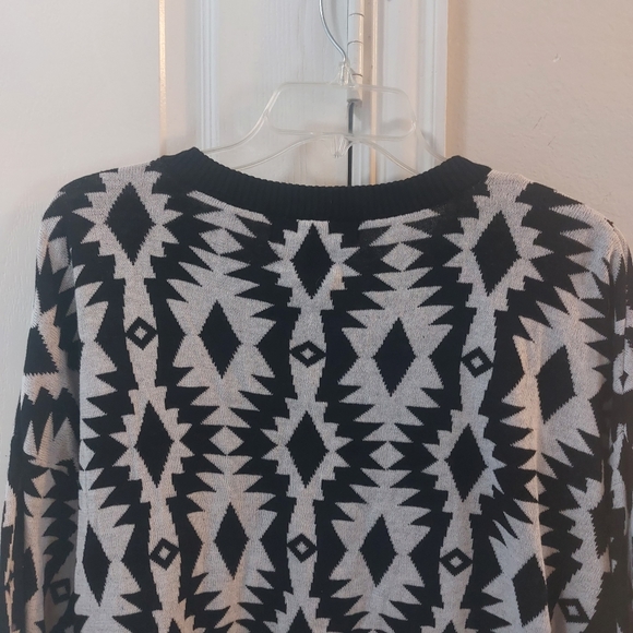 Forever 21 Black and White Longsleeve Pullover Sweater Size Large. - Picture 4 of 10